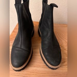 Tom’s Dakota water resistant Chelsea Boots, size 8.5